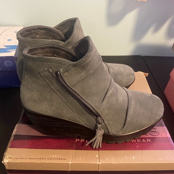 Skechers Women's Suede Gray Ankle Booties - Picture 3 of 4